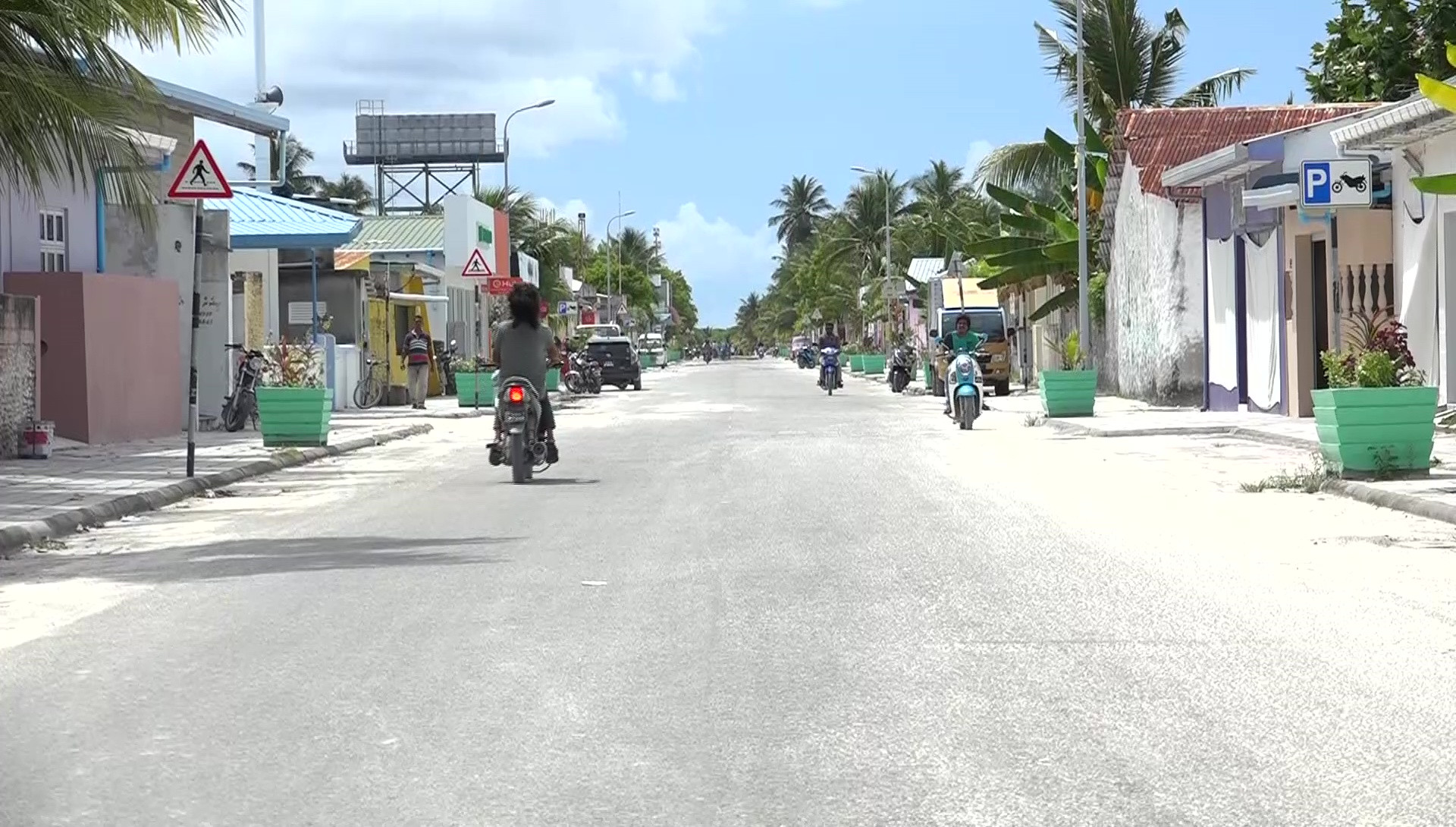 މޫނު ނިވާކޮށްގެން ތިބި ބަޔަކު އައްޑޫ ގެއަކަށް ވަދެ މާރާމާރީ ހިންގައިފި