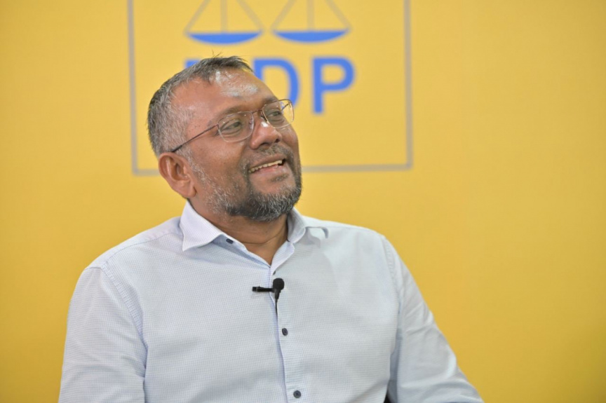 ޑޮލަރު މައްސަލަ ޙައްލުކުރަން އެޅި ފިޔަވަޅަށް ފައްޔާޒްގެ މަރުޙަބާ