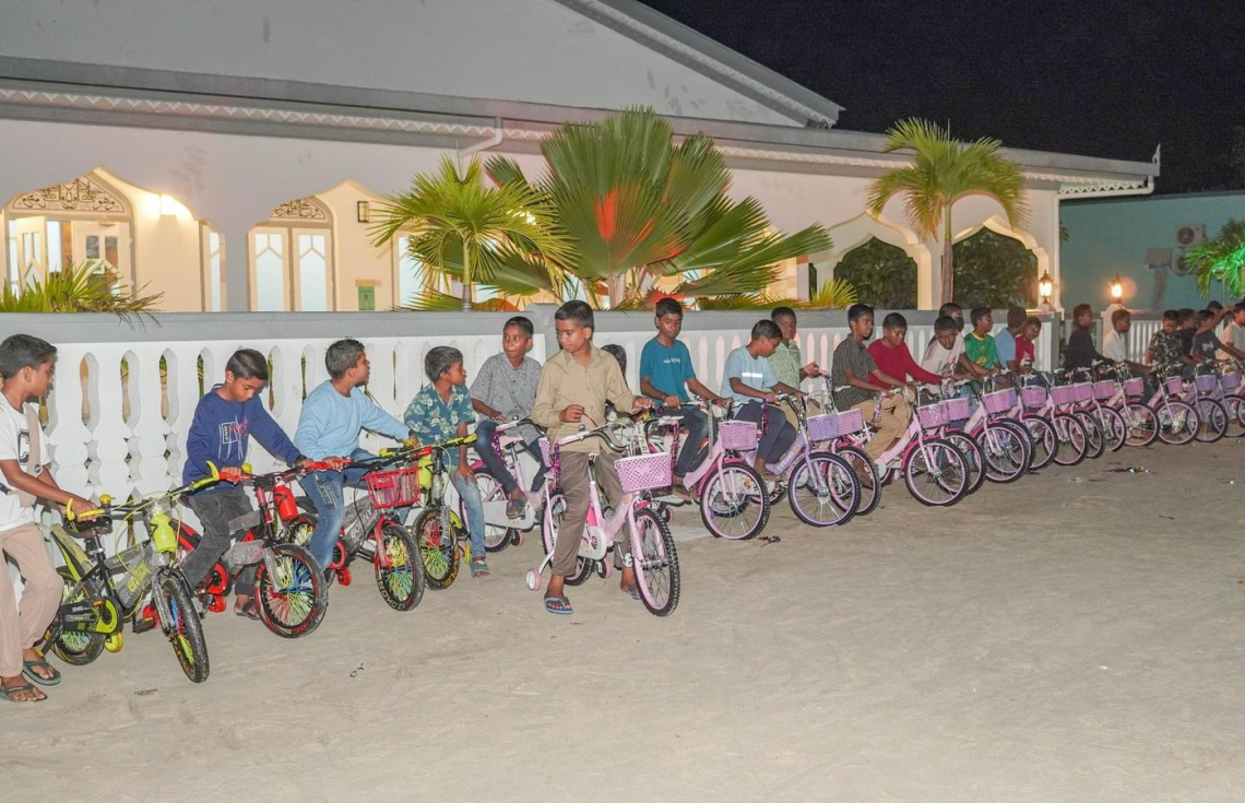 40 ދުވަހު ޖަމާޢަތުގައި ފަތިސް ނަމާދު ކުރި ކޮންމެ ކުއްޖަކަށް އިމާމުގެ ފަރާތުން ބައިސްކަލެއް ދީފި