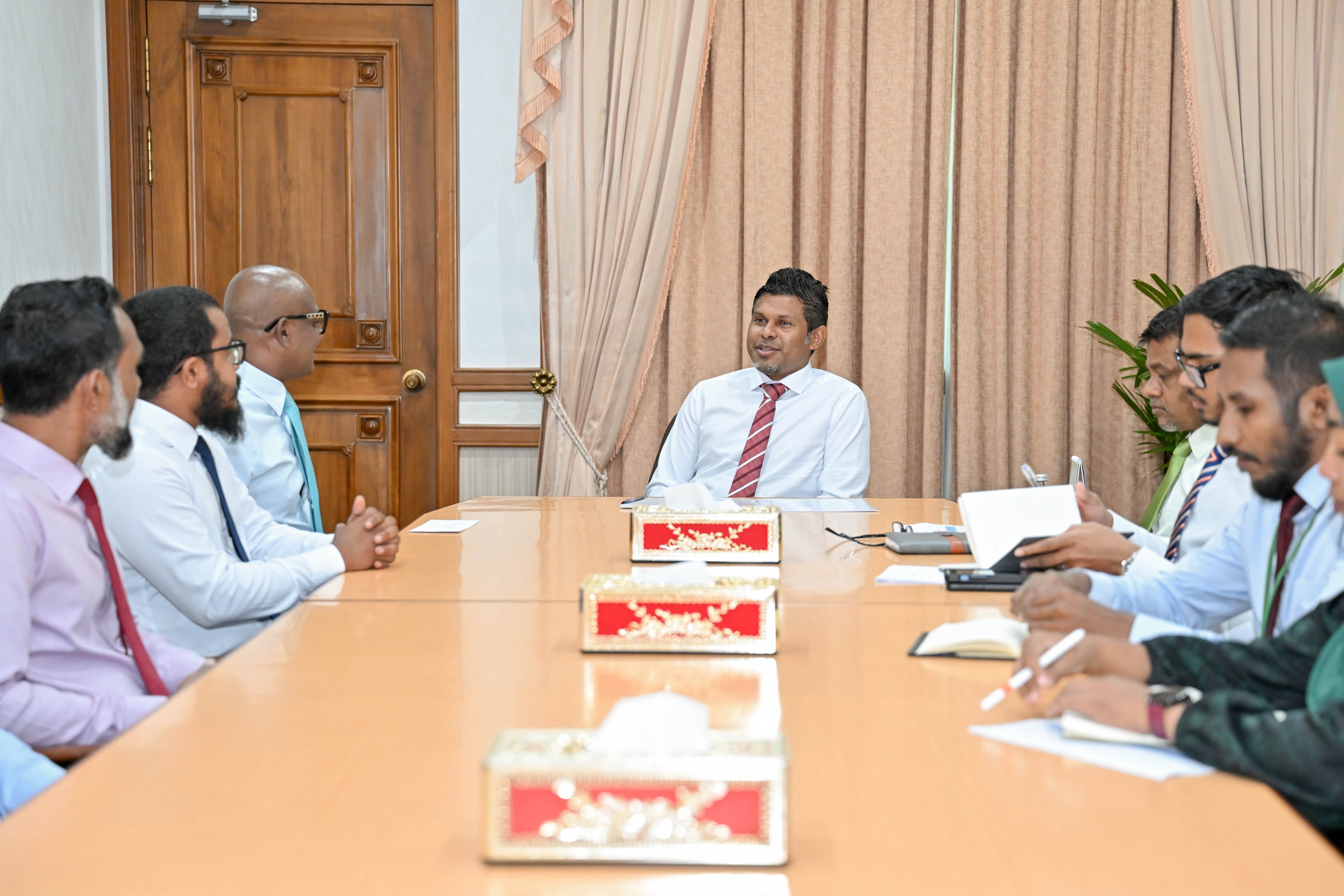 ނައިބު ރައީސް ނަޑެއްލާ ކައުންސިލާ ބައްދަލުކޮށް ރަށުގެ ތަރައްޤީއާ ގުޅޭގޮތުން މަޝްވަރާކޮށްފި
