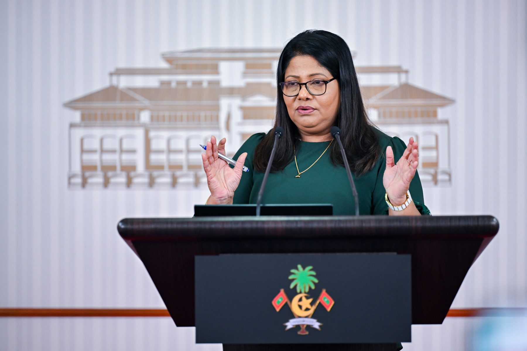 ހެލްތު މިނިސްޓަރު ގީލާ ނޫސްވެރިންނާ ބައްދަލުކުރެއްވުން
