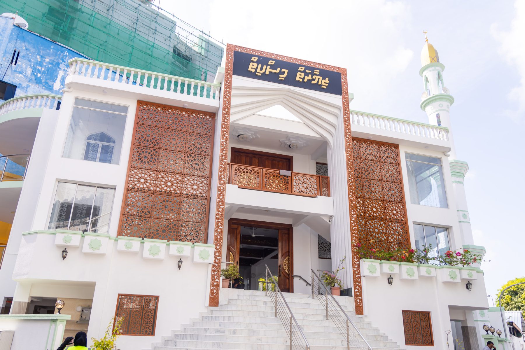 ހުތުބާ: މުދަލާއި ޝަރަފަށް އޮންނަ ދަހިވެތިކަމަކީ އިންސާނާގެ ދީންވެރިކަން ފަސާދަކޮށްލާ ނުރައްކާތެރި ކަމެއް