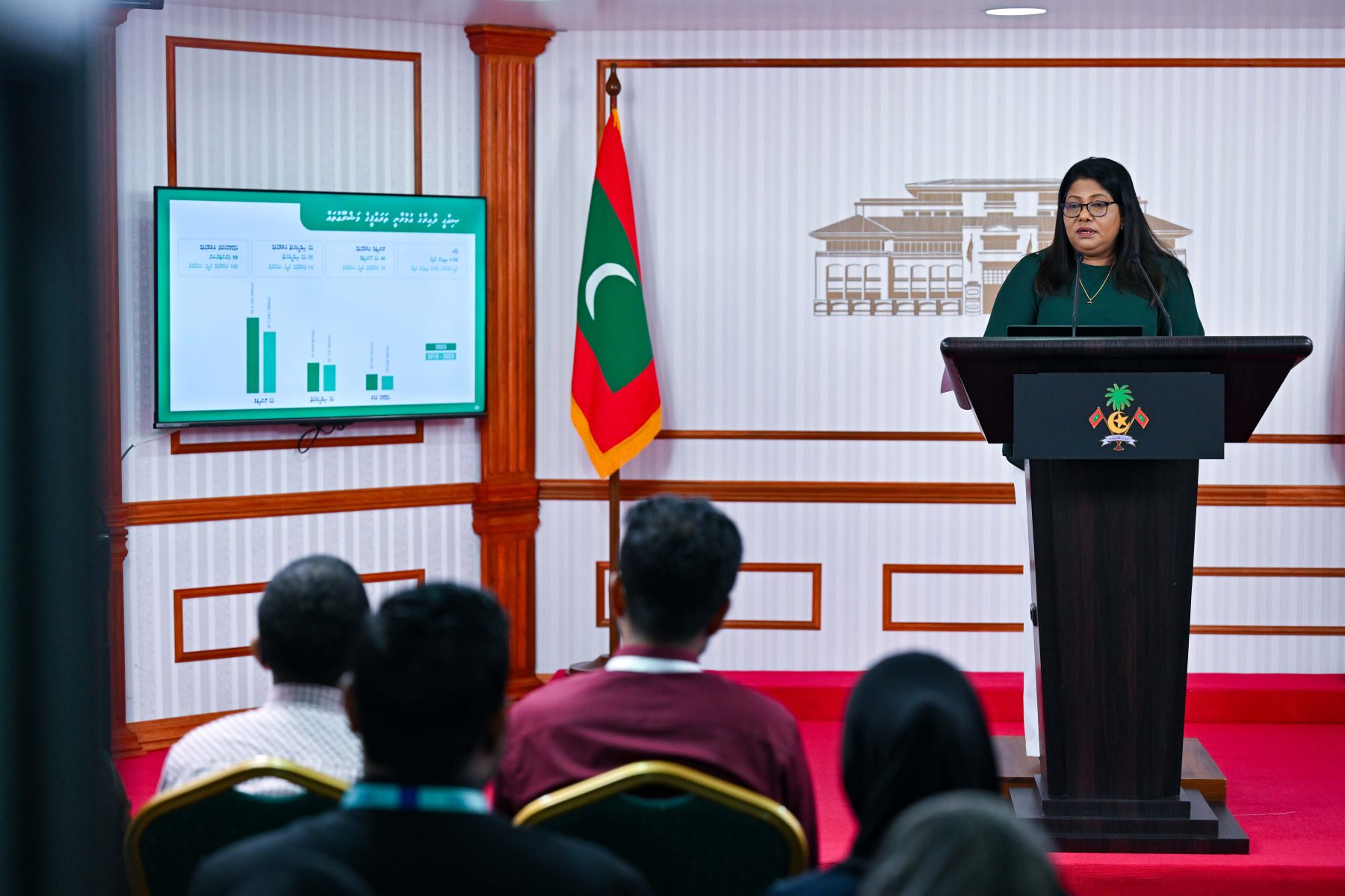 ހެލްތު މިނިސްޓަރު ގީލާ ނޫސްވެރިންނާ ބައްދަލުކުރެއްވުން
