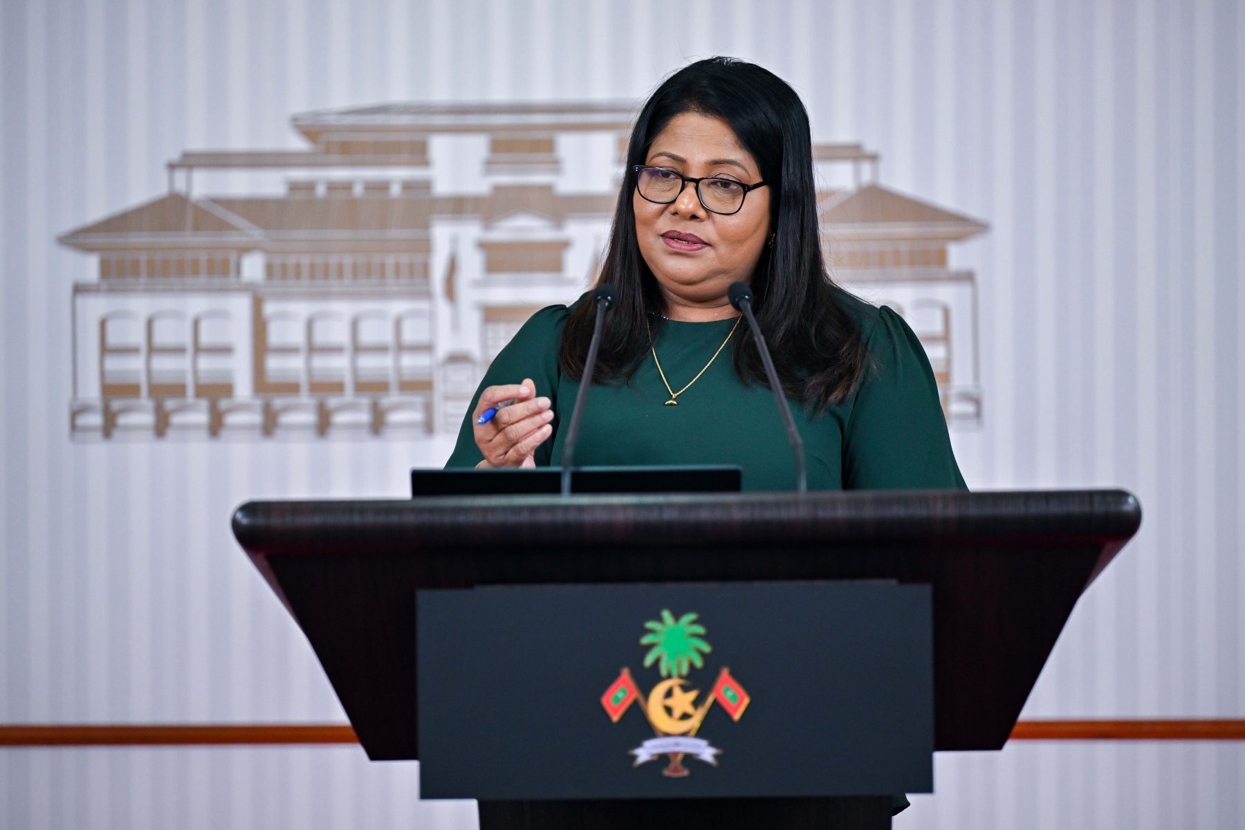 ހެލްތު މިނިސްޓަރު ގީލާ ނޫސްވެރިންނާ ބައްދަލުކުރެއްވުން