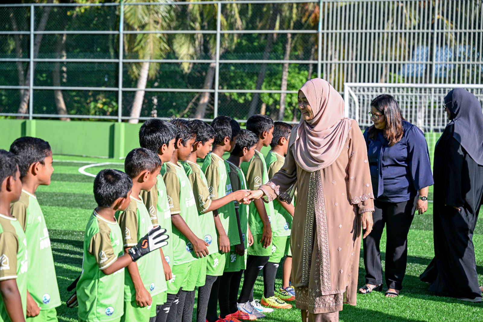 ފ. ދަރަނބޫދޫ އައު ފުޓްސަލް ދަނޑު ހުޅުވުމުގެ ރަސްމިއްޔާތުގައި ފަސްޓް ލޭޑީ ބައިވެރިވަޑައިގަތުން