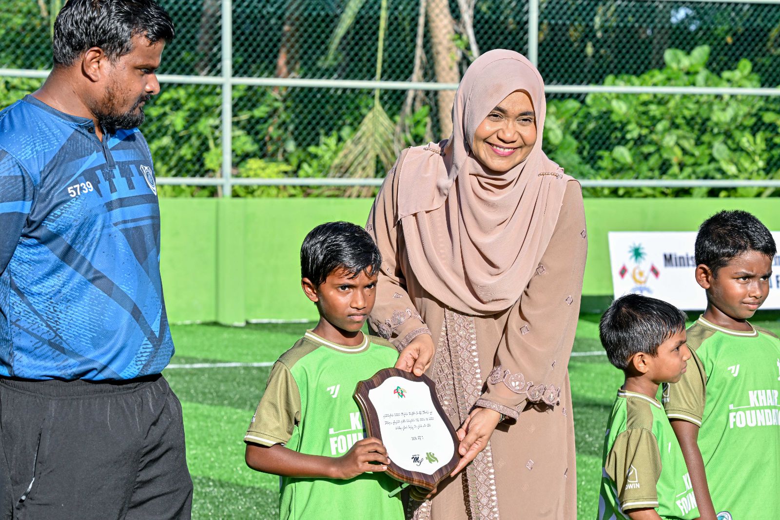 ފ. ދަރަނބޫދޫ އައު ފުޓްސަލް ދަނޑު ހުޅުވުމުގެ ރަސްމިއްޔާތުގައި ފަސްޓް ލޭޑީ ބައިވެރިވަޑައިގަތުން