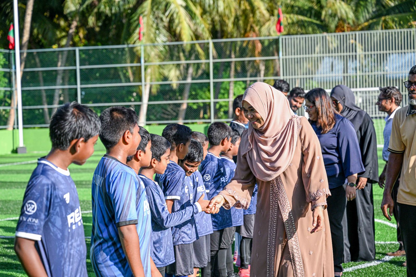 ފ. ދަރަނބޫދޫ އައު ފުޓްސަލް ދަނޑު ހުޅުވުމުގެ ރަސްމިއްޔާތުގައި ފަސްޓް ލޭޑީ ބައިވެރިވަޑައިގަތުން