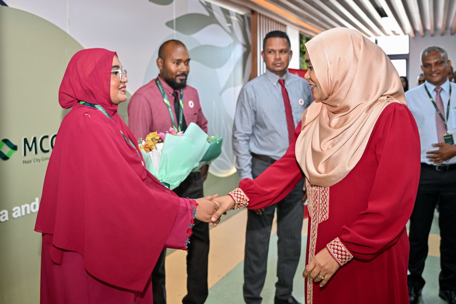 އޮރެންޖް ހިޔާގައި ހުންނަ ތެލެސީމިއާ ސެންޓަރަށް ރައީސްގެ ދެކަނބަލުން ޒިޔާރަތްކުރެއްވުން