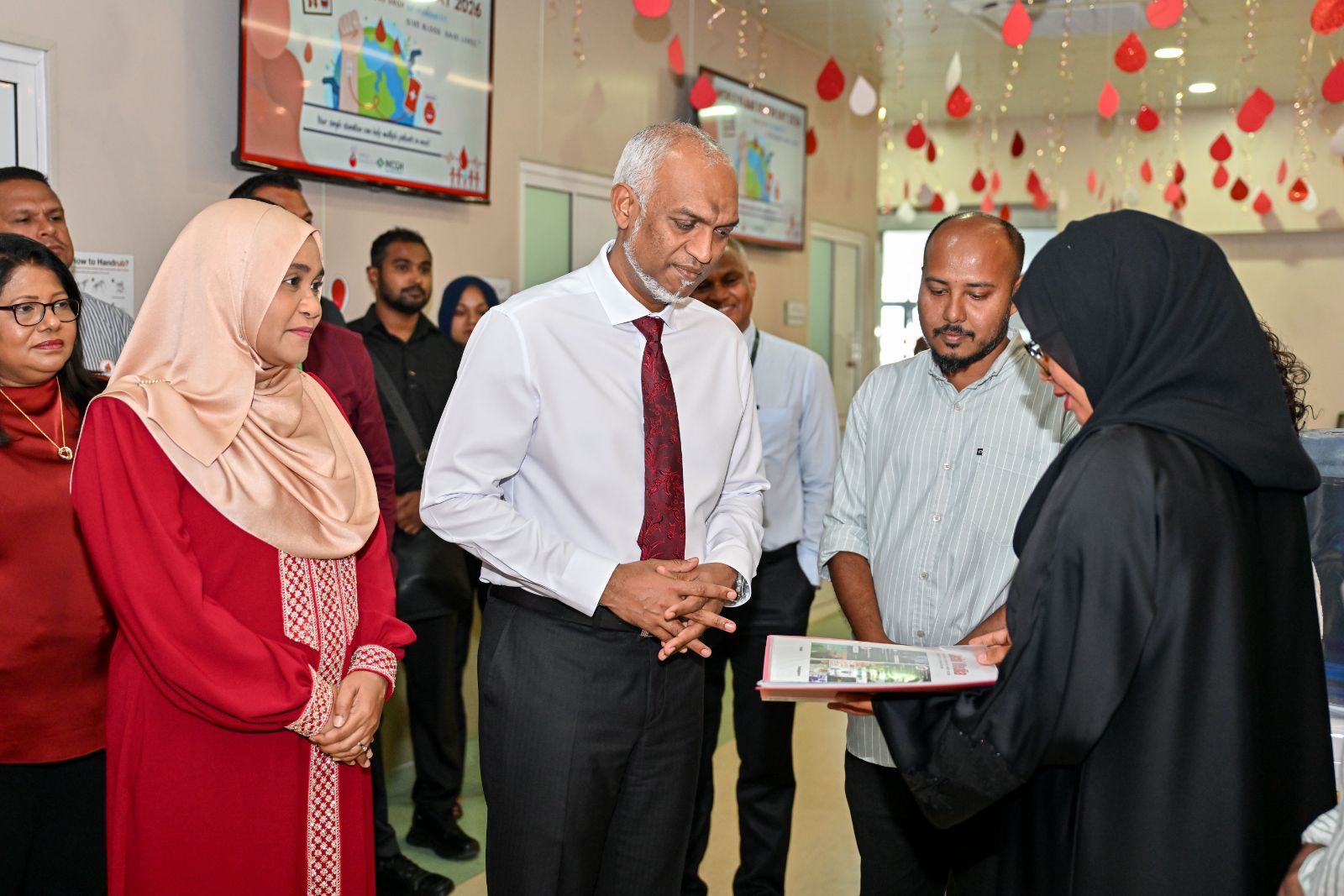އޮރެންޖް ހިޔާގައި ހުންނަ ތެލެސީމިއާ ސެންޓަރަށް ރައީސްގެ ދެކަނބަލުން ޒިޔާރަތްކުރެއްވުން