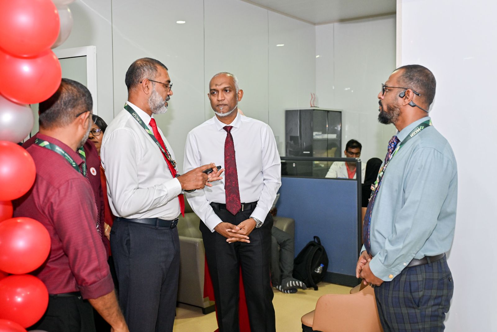 އޮރެންޖް ހިޔާގައި ހުންނަ ތެލެސީމިއާ ސެންޓަރަށް ރައީސްގެ ދެކަނބަލުން ޒިޔާރަތްކުރެއްވުން