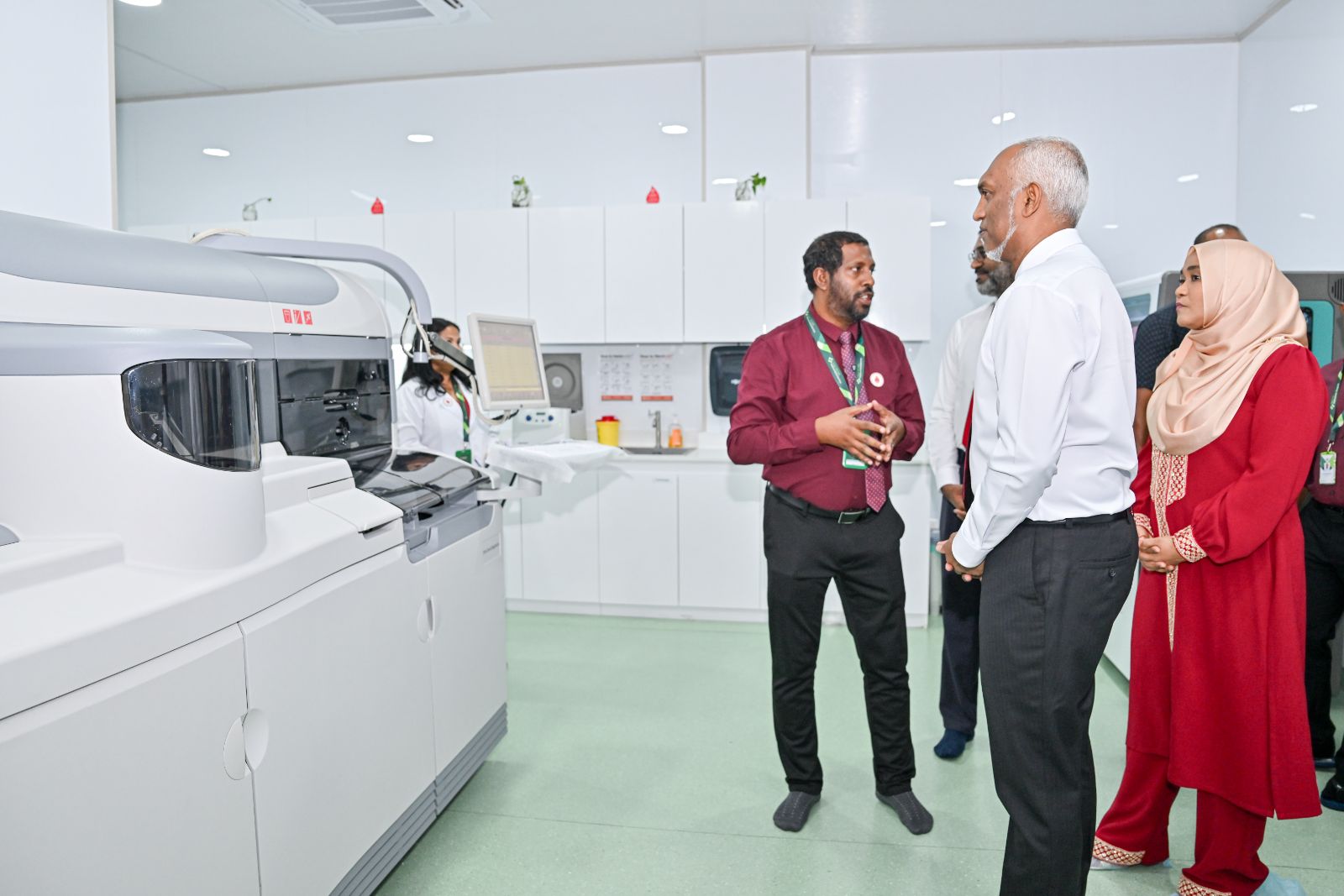 އޮރެންޖް ހިޔާގައި ހުންނަ ތެލެސީމިއާ ސެންޓަރަށް ރައީސްގެ ދެކަނބަލުން ޒިޔާރަތްކުރެއްވުން