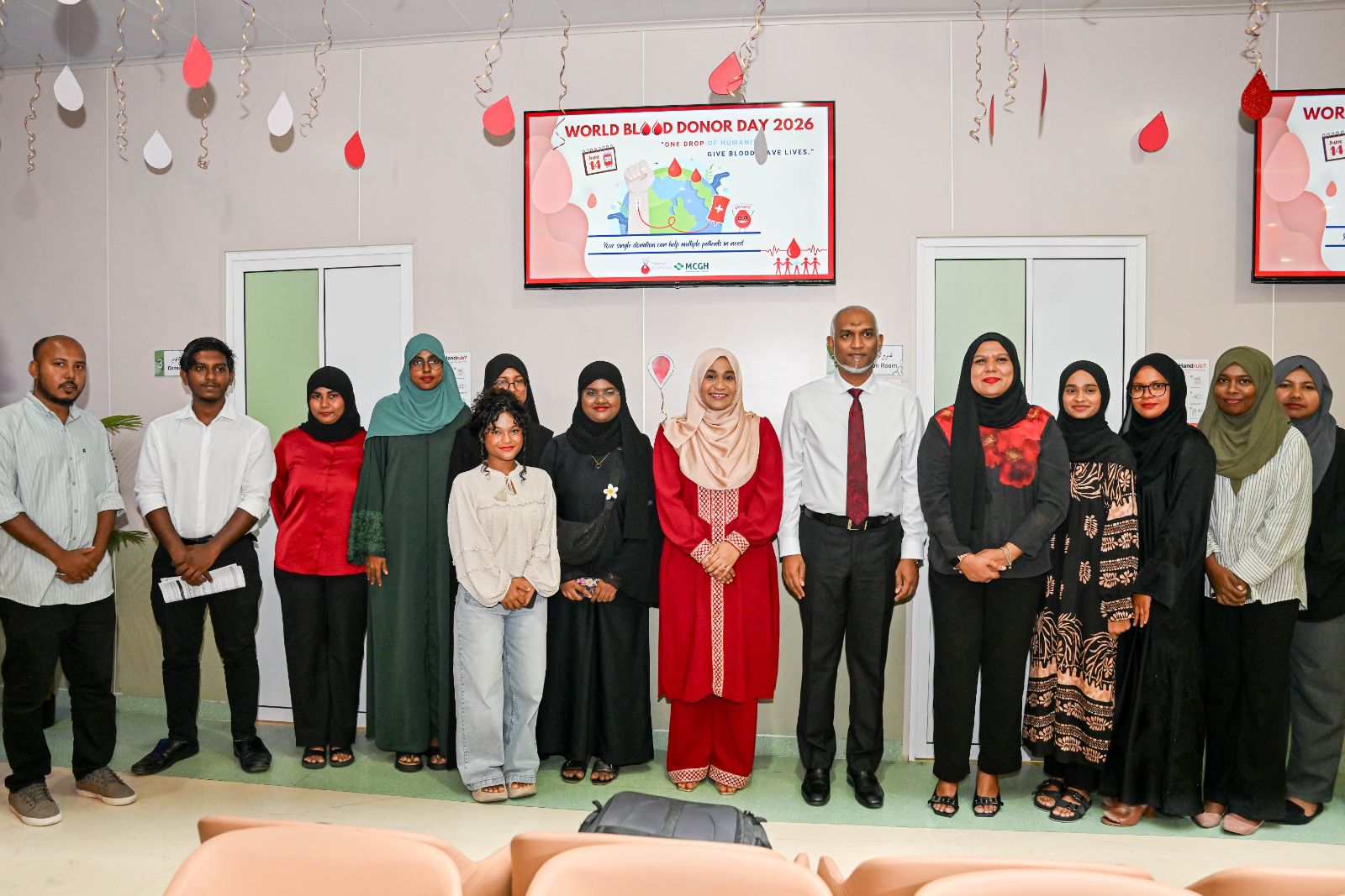 އޮރެންޖް ހިޔާގައި ހުންނަ ތެލެސީމިއާ ސެންޓަރަށް ރައީސްގެ ދެކަނބަލުން ޒިޔާރަތްކުރެއްވުން