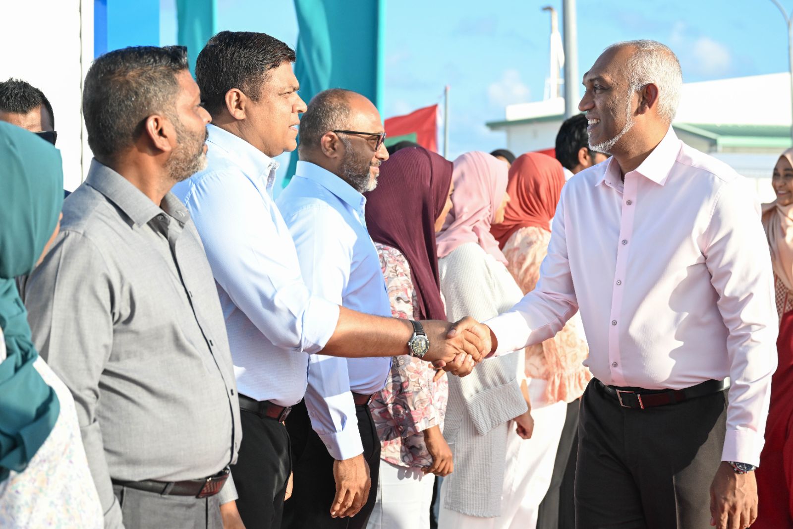 ރައީސްގެ ދެކަނބަލުން ދ. މީދޫއަށް ވަޑައިގަތުން