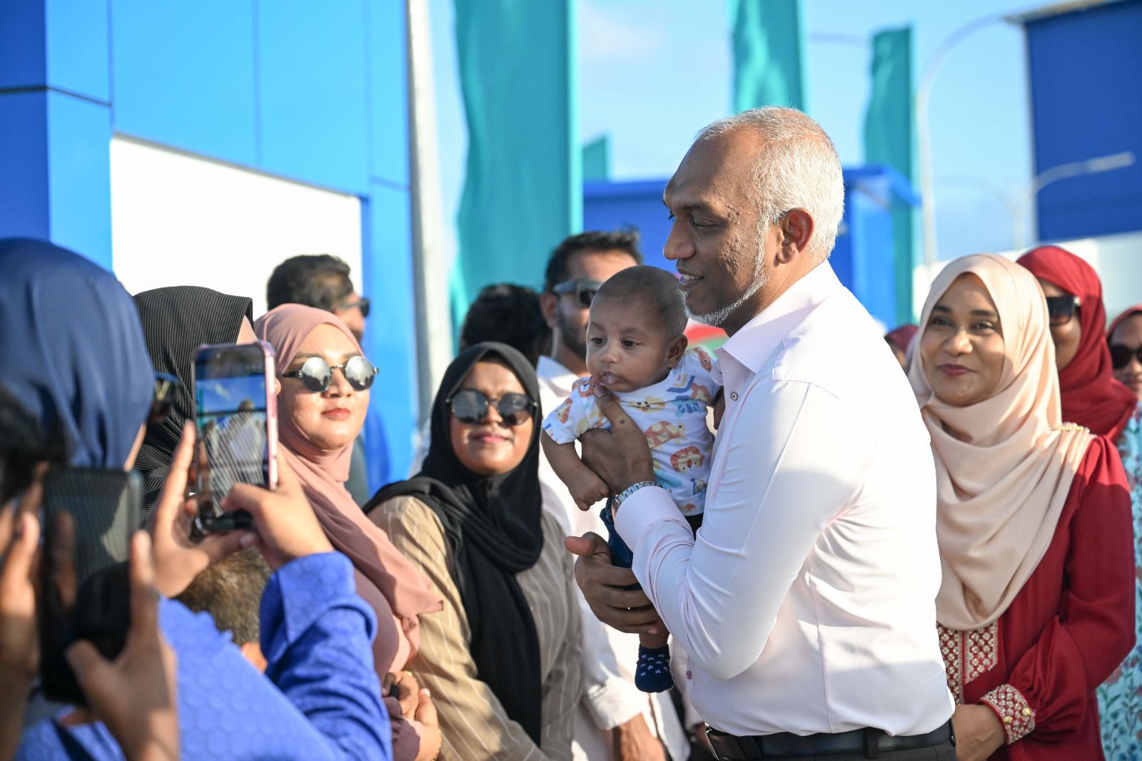 ރައީސްގެ ދެކަނބަލުން ދ. މީދޫއަށް ވަޑައިގަތުން