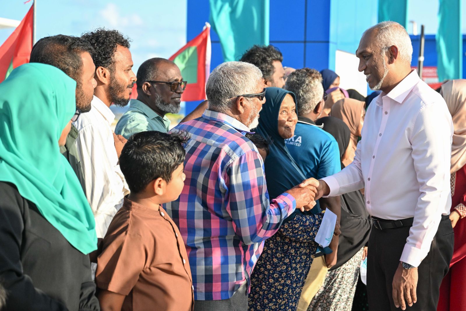 ރައީސްގެ ދެކަނބަލުން ދ. މީދޫއަށް ވަޑައިގަތުން