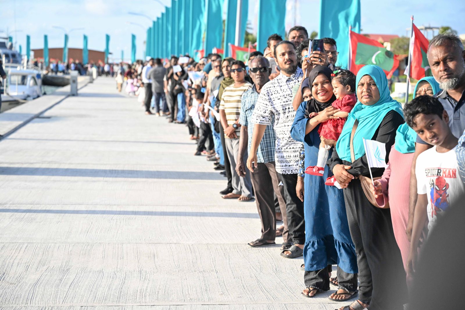 ރައީސްގެ ދެކަނބަލުން ދ. މީދޫއަށް ވަޑައިގަތުން