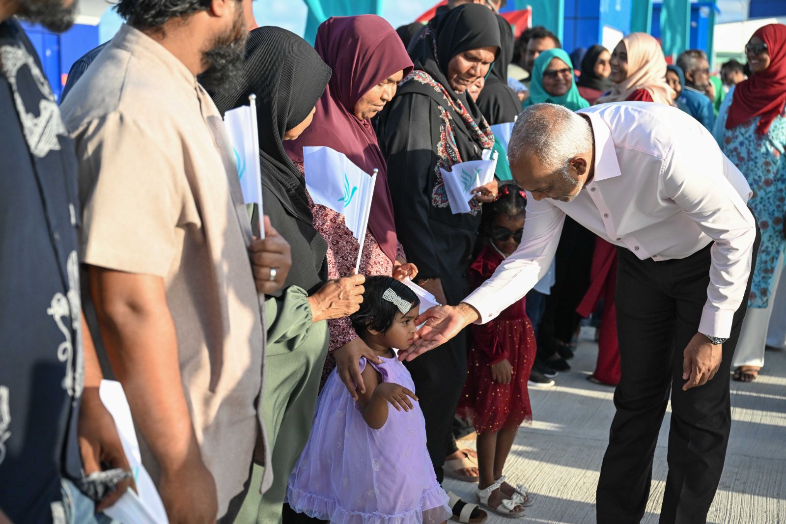 ރައީސްގެ ދެކަނބަލުން ދ. މީދޫއަށް ވަޑައިގަތުން