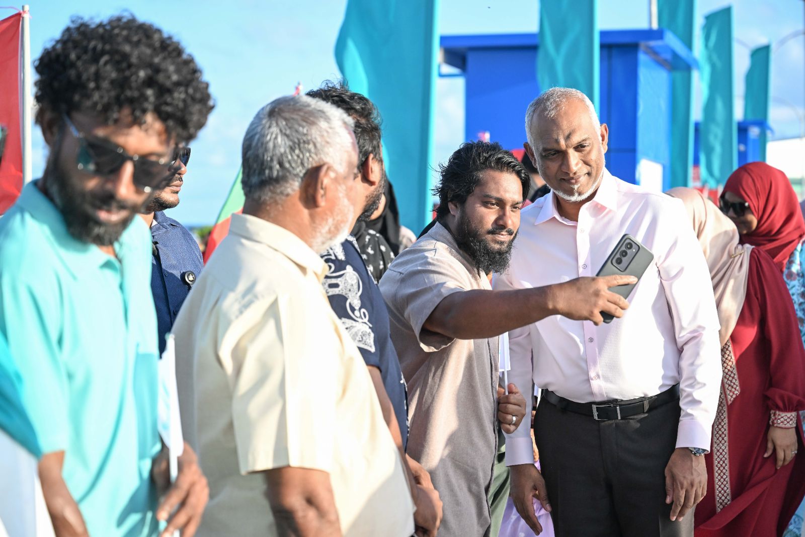 ރައީސްގެ ދެކަނބަލުން ދ. މީދޫއަށް ވަޑައިގަތުން
