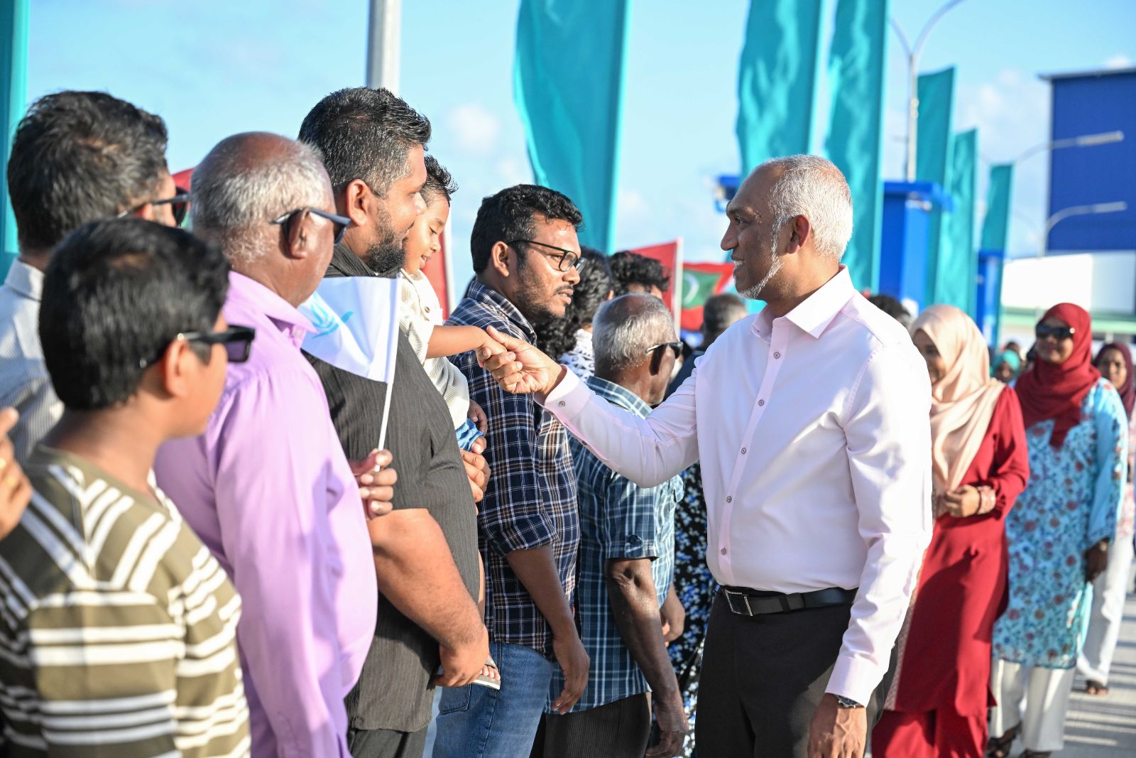 ރައީސްގެ ދެކަނބަލުން ދ. މީދޫއަށް ވަޑައިގަތުން