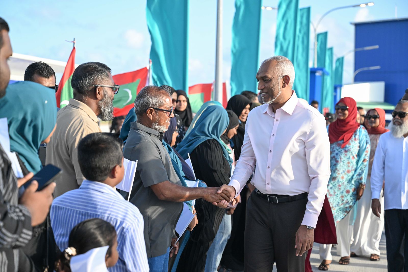 ރައީސްގެ ދެކަނބަލުން ދ. މީދޫއަށް ވަޑައިގަތުން