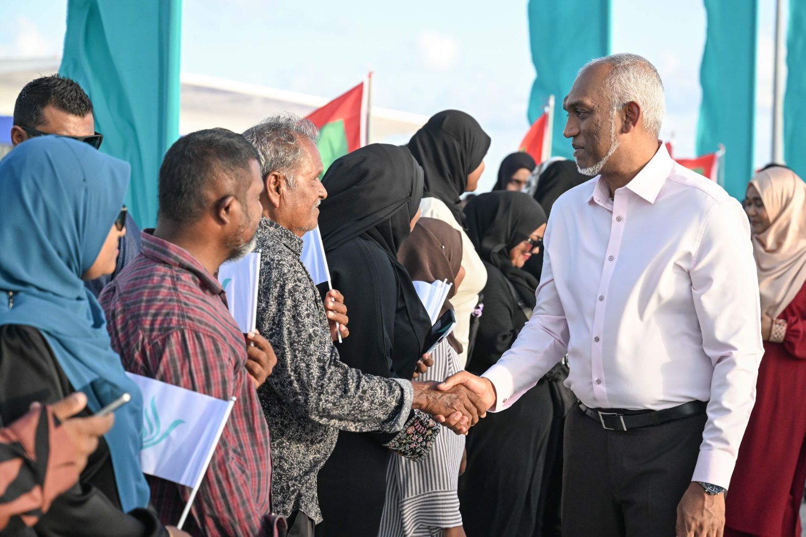 ރައީސްގެ ދެކަނބަލުން ދ. މީދޫއަށް ވަޑައިގަތުން