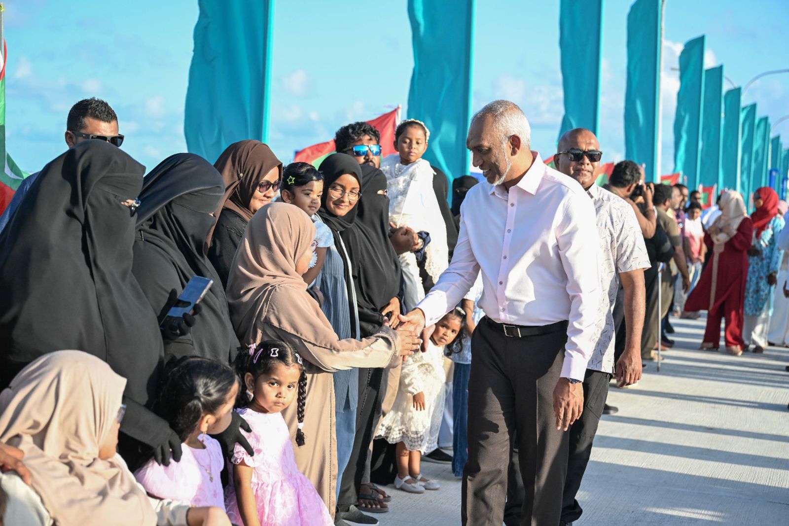 ރައީސްގެ ދެކަނބަލުން ދ. މީދޫއަށް ވަޑައިގަތުން