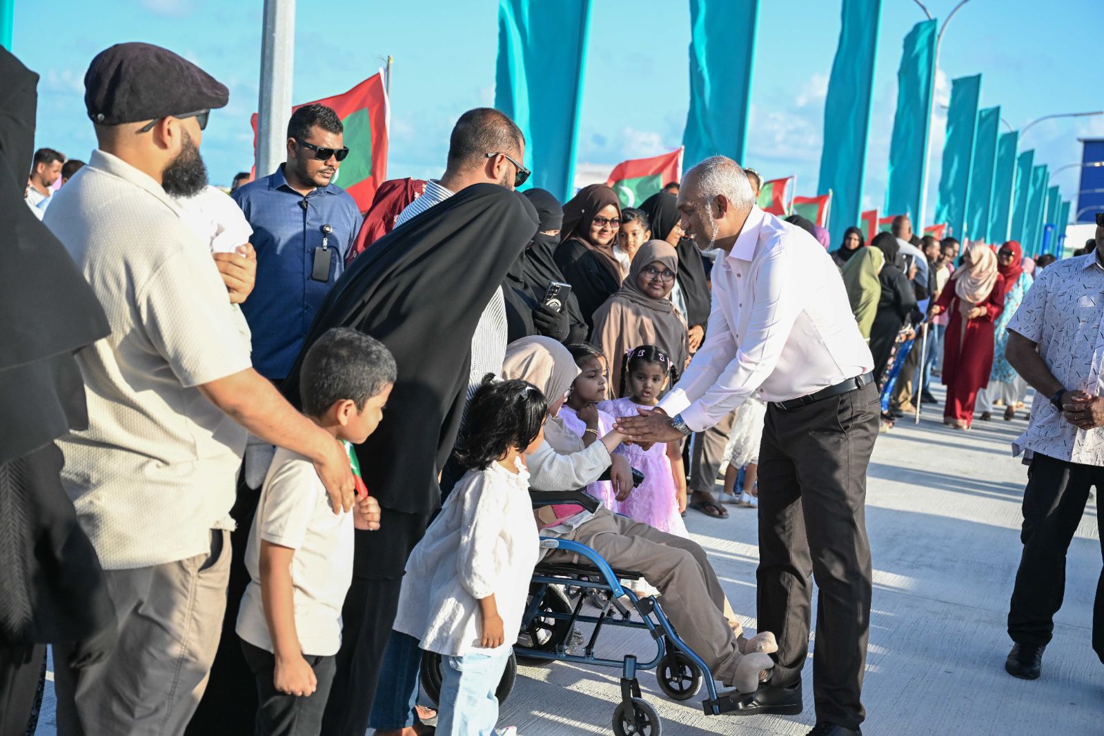 ރައީސްގެ ދެކަނބަލުން ދ. މީދޫއަށް ވަޑައިގަތުން