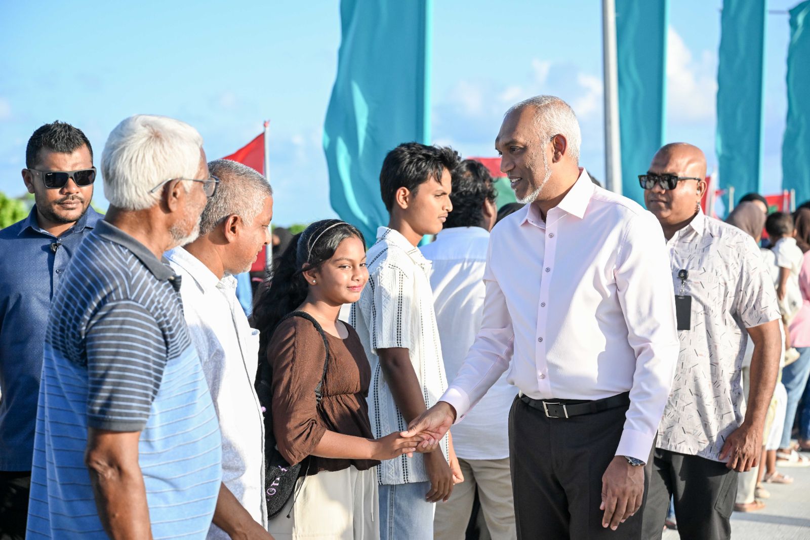 ރައީސްގެ ދެކަނބަލުން ދ. މީދޫއަށް ވަޑައިގަތުން