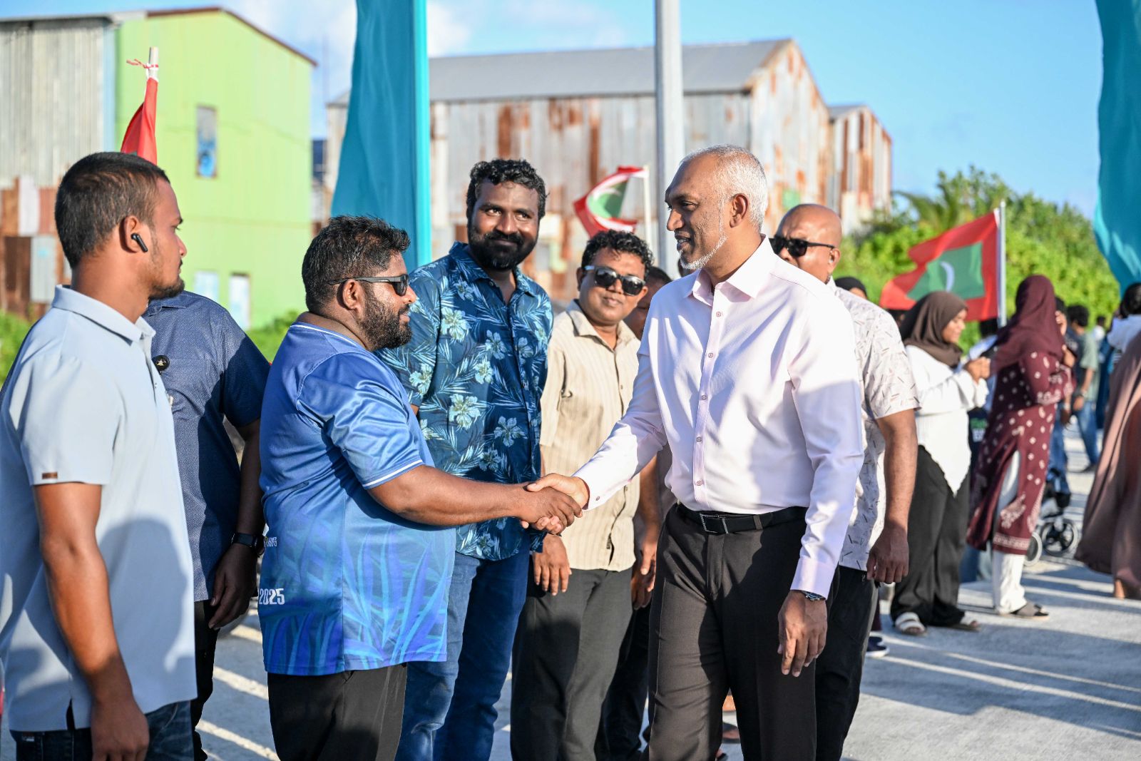 ރައީސްގެ ދެކަނބަލުން ދ. މީދޫއަށް ވަޑައިގަތުން