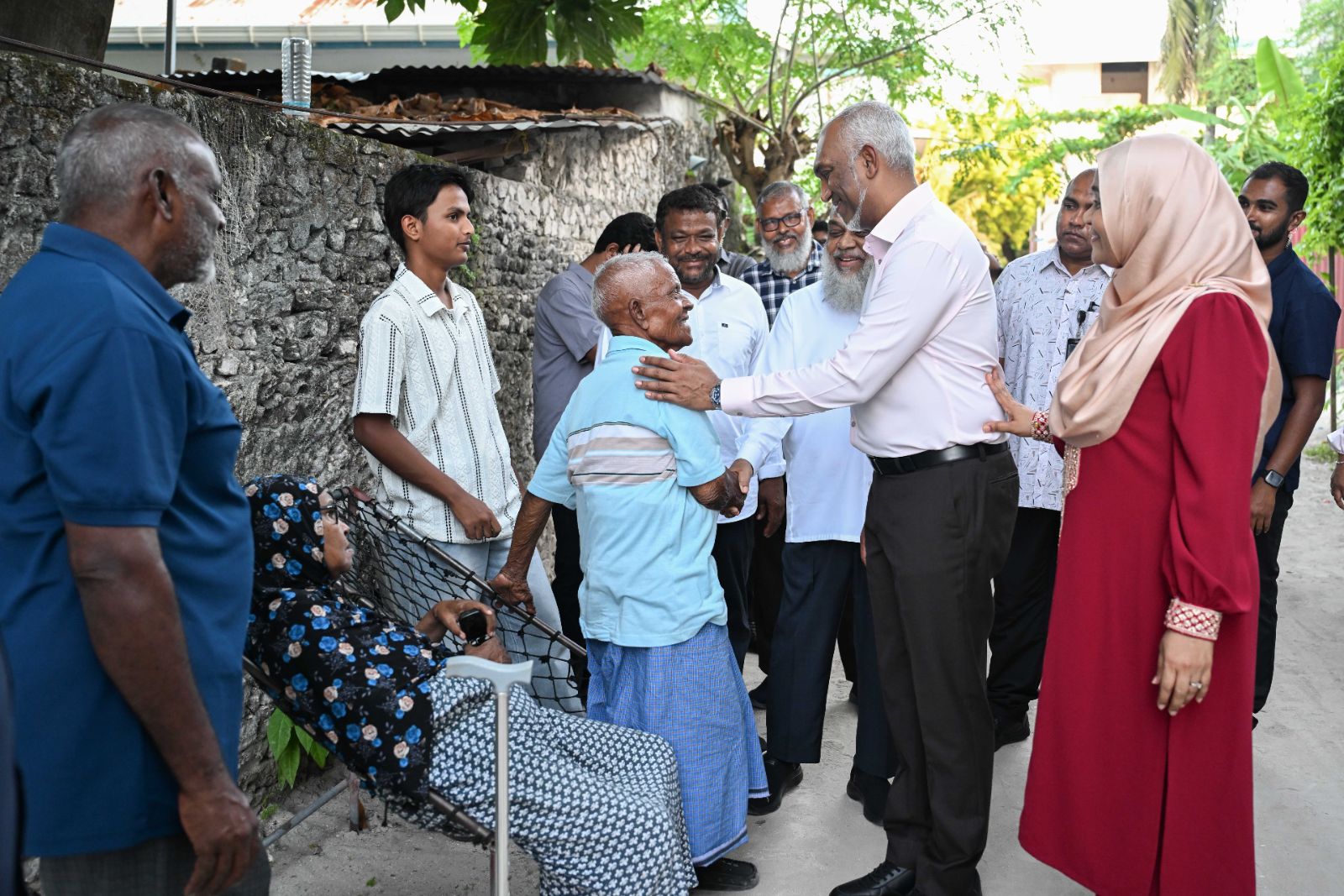 ރައީސްގެ ދެކަނބަލުން ދ. މީދޫއަށް ވަޑައިގަތުން