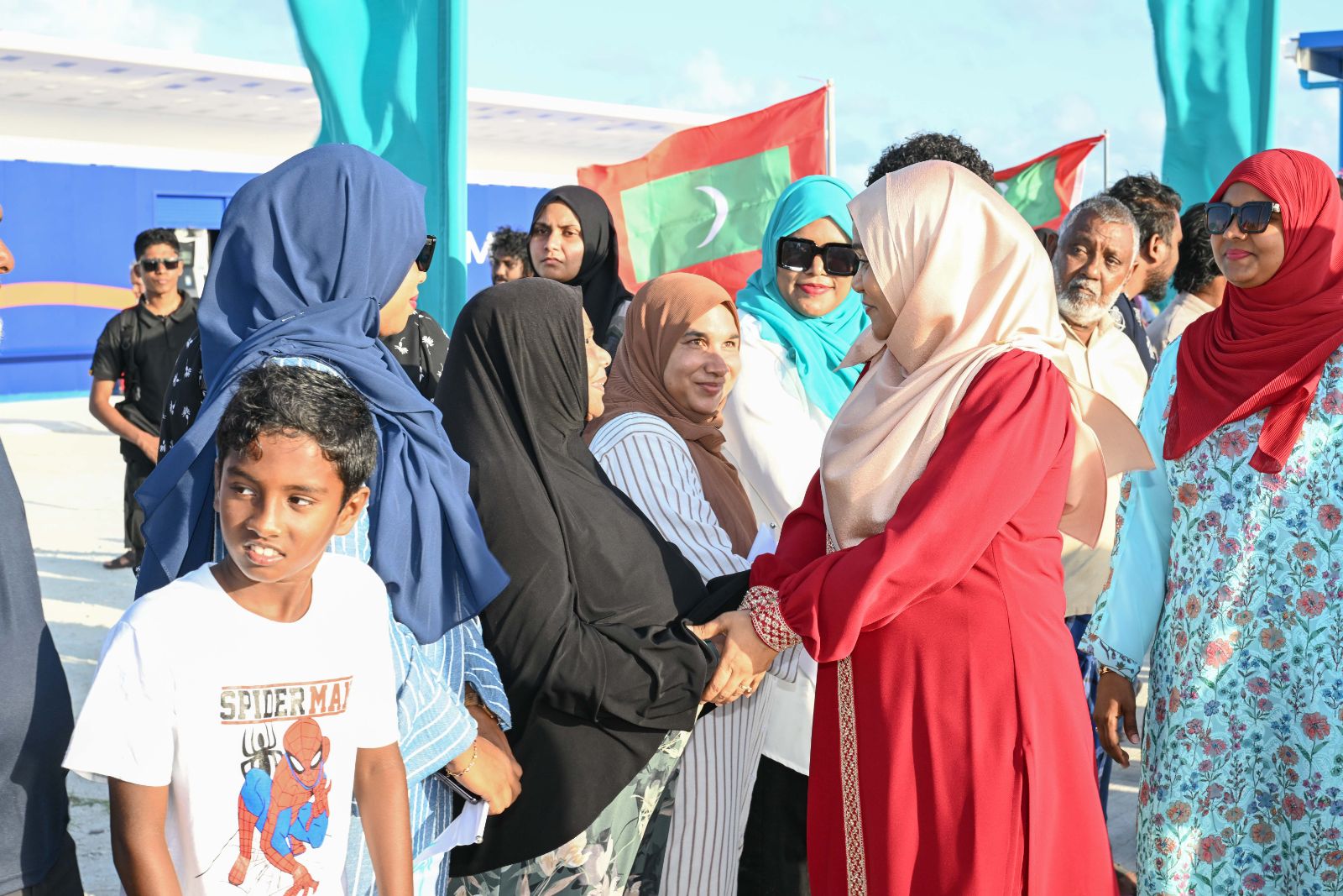 ރައީސްގެ ދެކަނބަލުން ދ. މީދޫއަށް ވަޑައިގަތުން