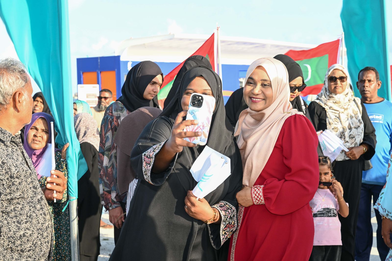 ރައީސްގެ ދެކަނބަލުން ދ. މީދޫއަށް ވަޑައިގަތުން