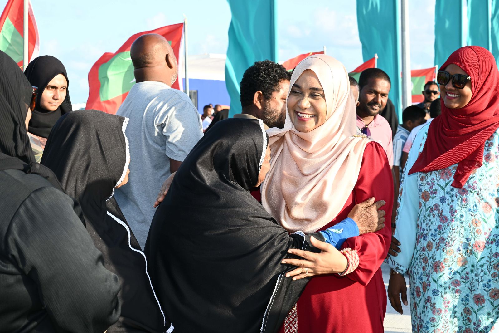 ރައީސްގެ ދެކަނބަލުން ދ. މީދޫއަށް ވަޑައިގަތުން
